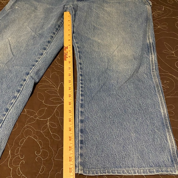 Dickies Men’s Jeans 42x30

Small rip on right leg (picture 4) - Picture 8 of 8
